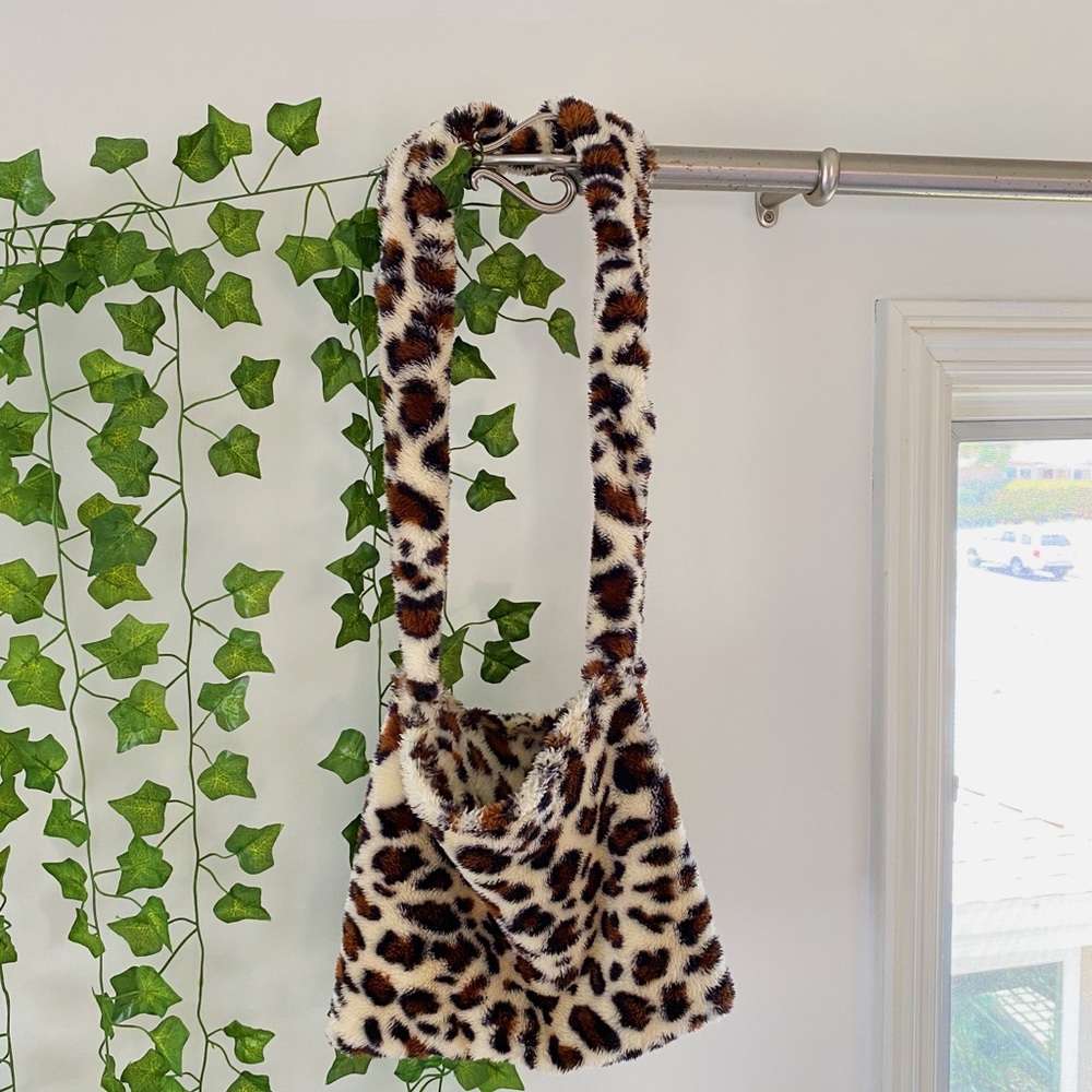 faux cheetah / leopard print shoulder bag